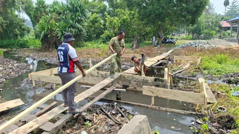 Pembangunan Jembatan Terus Dikebut, Satgas TMMD ke-130 Kodim 1808/Mansel Pasang Begisting Pondasi