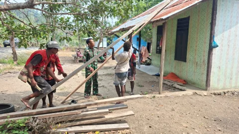 Wujudkan Hunian Layak, Satgas TMMD ke-130 Kodim 1808/Mansel Kembali Perbaiki Rumah Warga