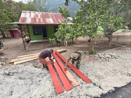 Dari Sapuan Kuas, Satgas TMMD Ke-130 Percantik Hunian Warga Yamboi