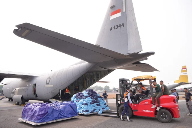 Memasuki Hari Kesebelas OMC, TNI Kirim 9,5 Ton Dry Ice dan NaCl ke Banjarmasin