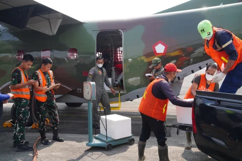 Percepat Penanganan Karhutla, TNI Semai 11.2 Ton Garam Dukung OMC di Kalimantan