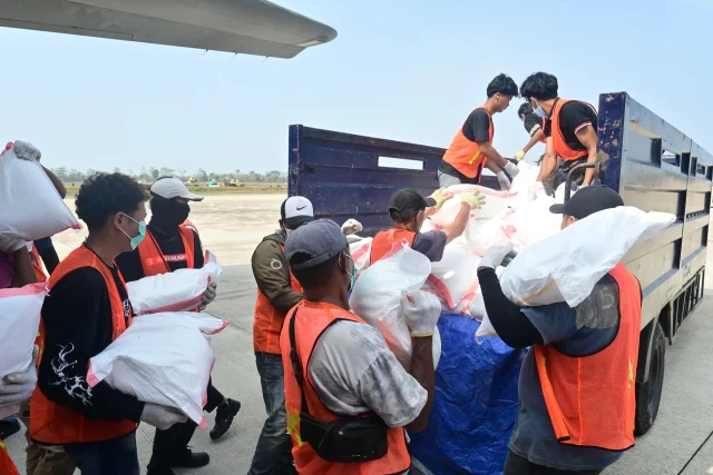 TNI Semai 11 Ton Bahan Modifikasi Cuaca untuk Atasi Karhutla di Kalimantan