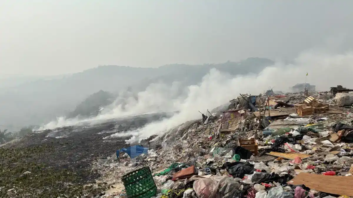 Perkembangan ini menunjukkan penanganan di lokasi terus berlangsung untuk memastikan api tidak kembali meluas