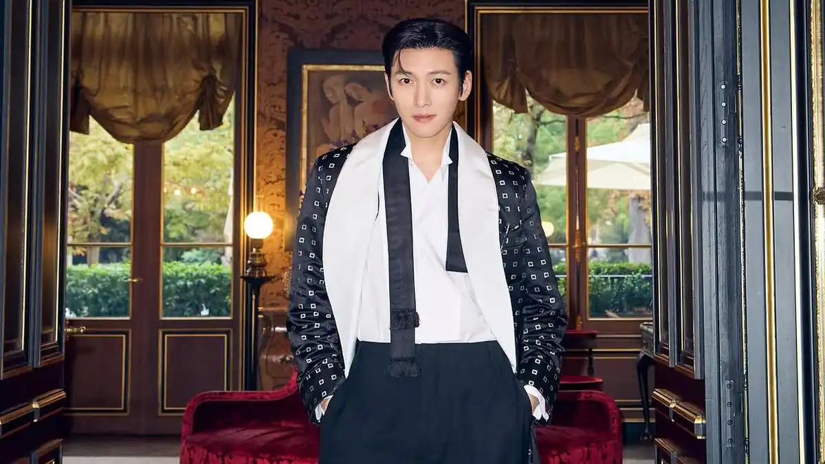 Ji Chang Wook Hadir di Peragaan Tom Ford, Disambut Meriah di Paris