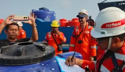 Bantuan Air Bersih Disalurkan bagi Warga Pulau Kelapa yang Terdampak Kekeringan