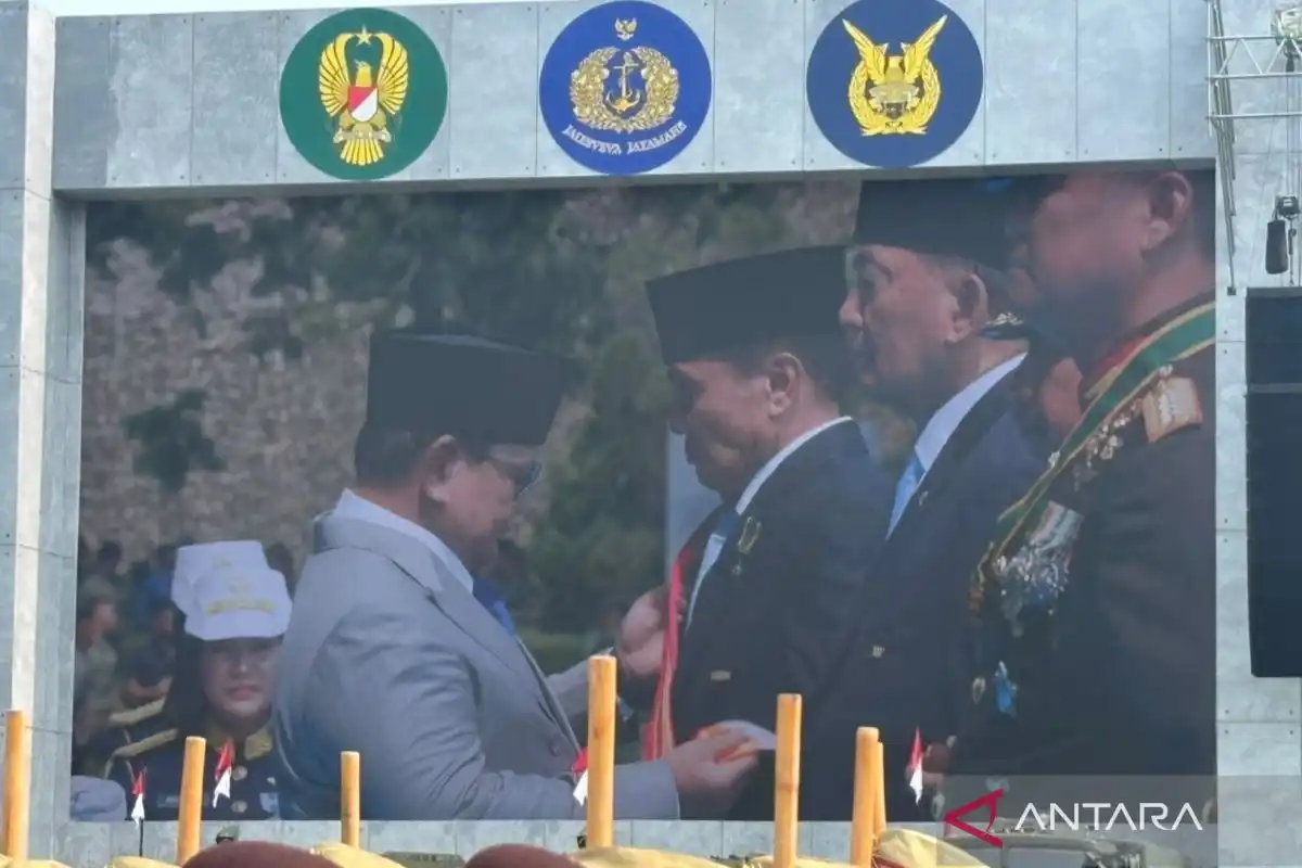Prabowo Menganugerahkan Tanda Kehormatan kepada Tujuh Tokoh TNI pada HUT ke-81