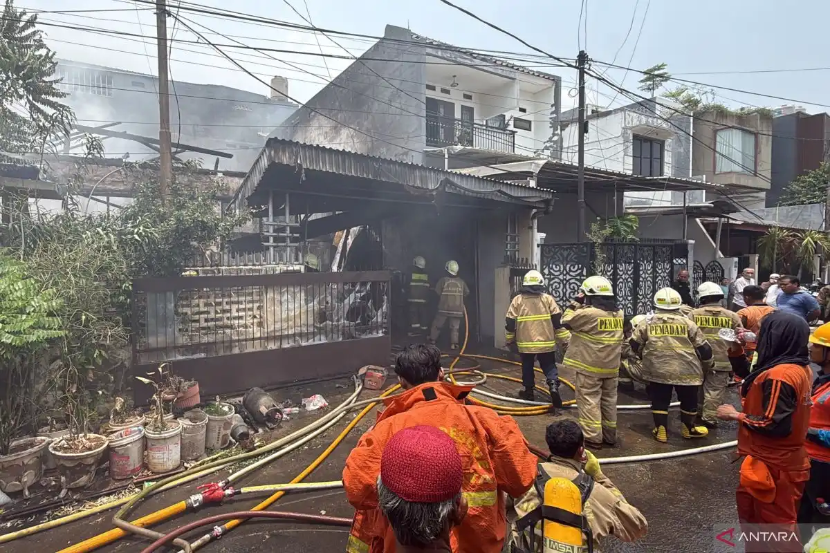 Puluhan Petugas Tangani Kebakaran Rumah di Kayu Putih, Jakarta Timur
