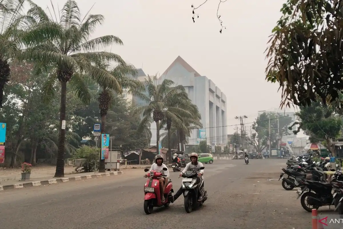 Kabut Asap Karhutla Menyelimuti Palembang, Warga Menanti Udara Kembali Pulih