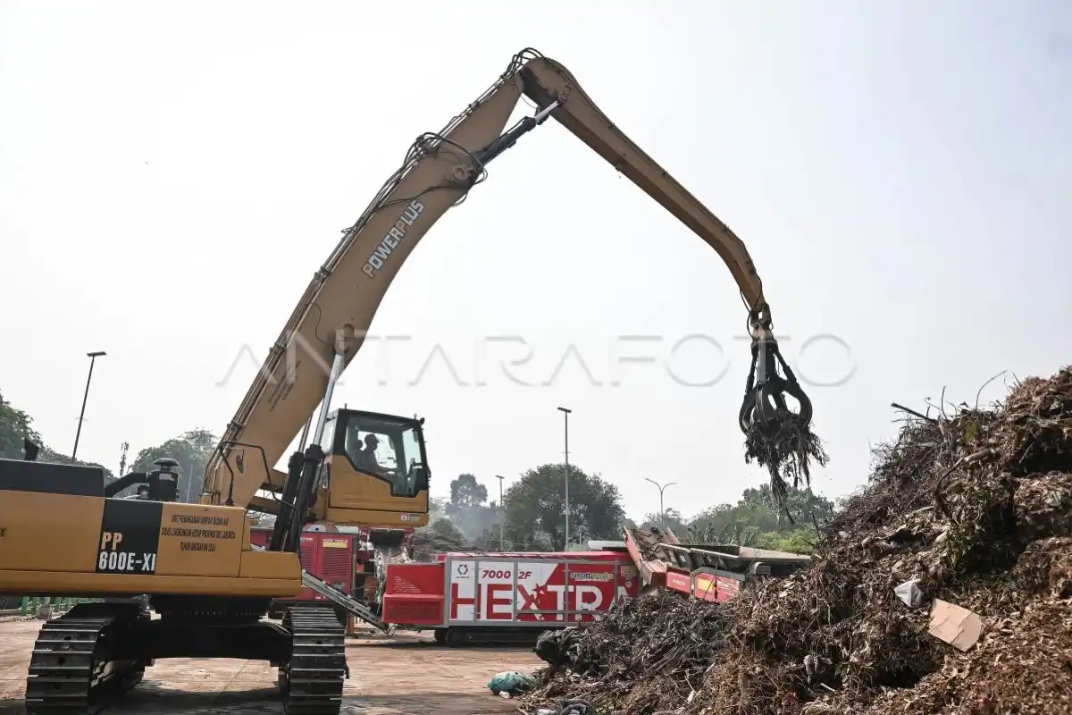DKI Jakarta Siapkan Saringan Sampah di 11 Sungai untuk Menahan Kiriman Sampah