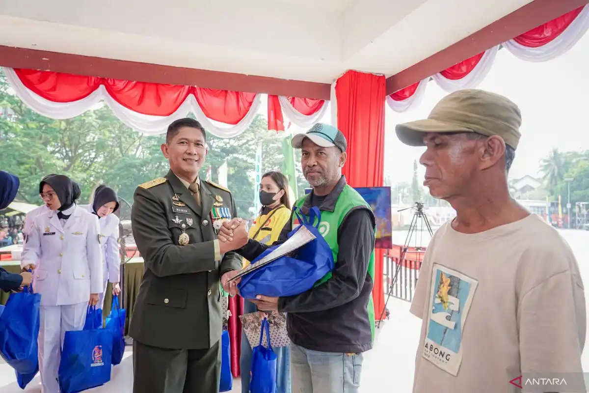 Kodam Pattimura Salurkan Bantuan Pangan bagi Warga Ambon Jelang HUT Ke-81 TNI