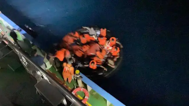 Evakuasi 17 Kru MV Khatulistiwa 8 Dibantu Dua Tugboat PTK di Perairan Tuban