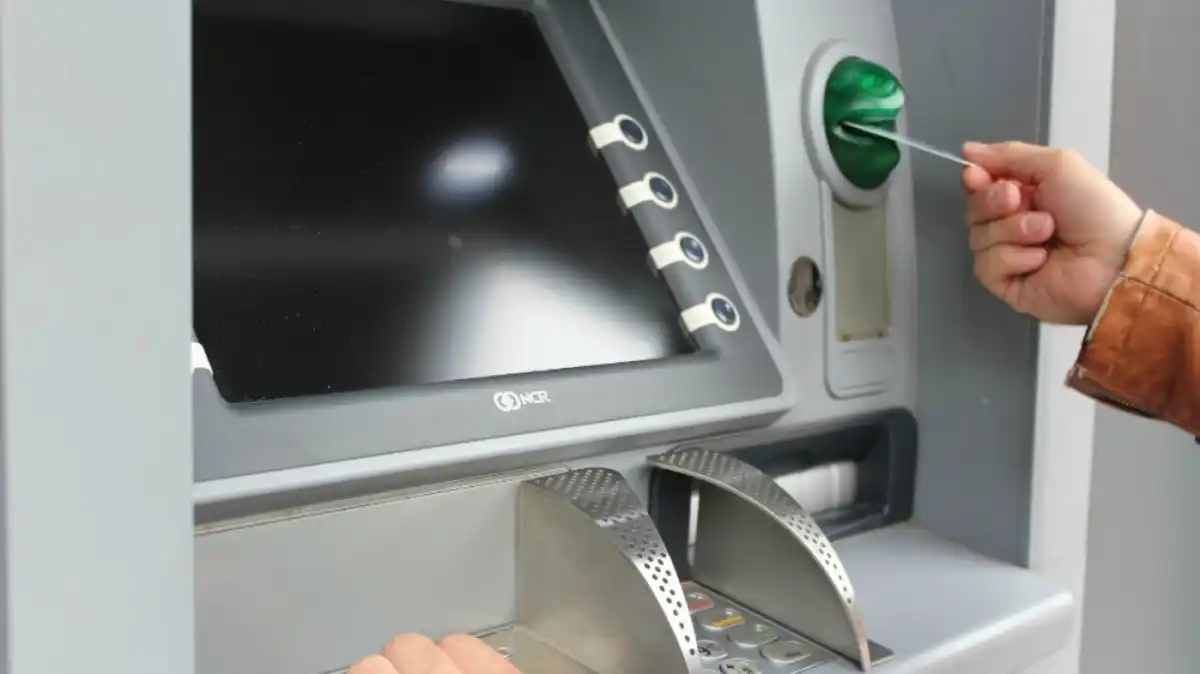 Rekaman CCTV Mengubah Arah Dugaan Penarikan Rp4,5 Juta dari ATM Warga Surabaya