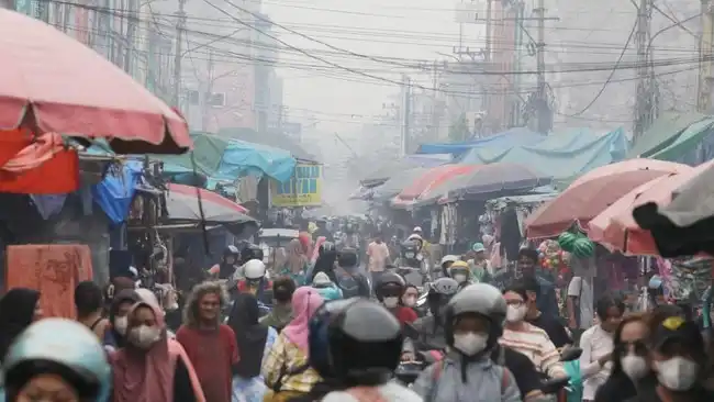Kabut Asap Karhutla Ganggu Aktivitas dan Penerbangan di Palembang