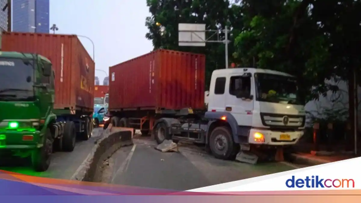 Truk Kontainer Tabrak Separator, Arus ke Tomang di Jakarta Barat Padat