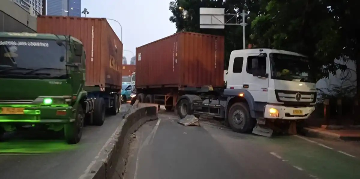 Kecelakaan Truk Kontainer di Tomang Menghambat Lalu Lintas dan Perjalanan Transjakarta