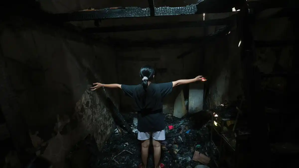 Warga Menelusuri Puing Kebakaran untuk Menyelamatkan Barang di Kramat Pulo Dalam
