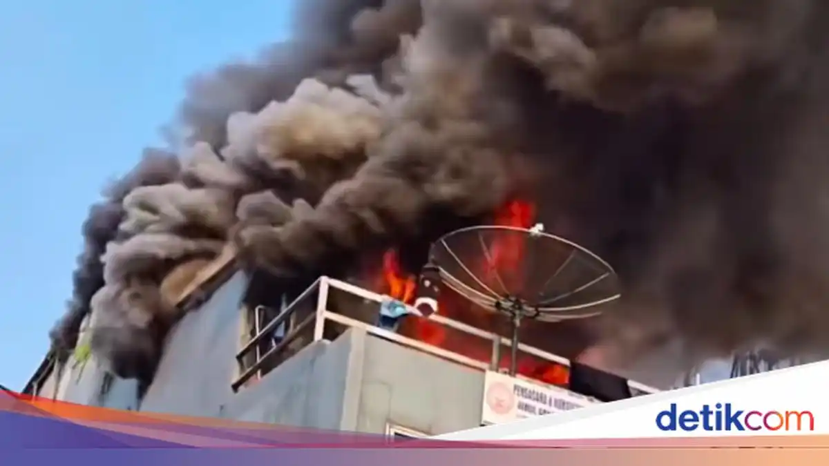 Kebakaran Dapur Rumah Makan Padang di Rawamangun Melukai Empat Pekerja