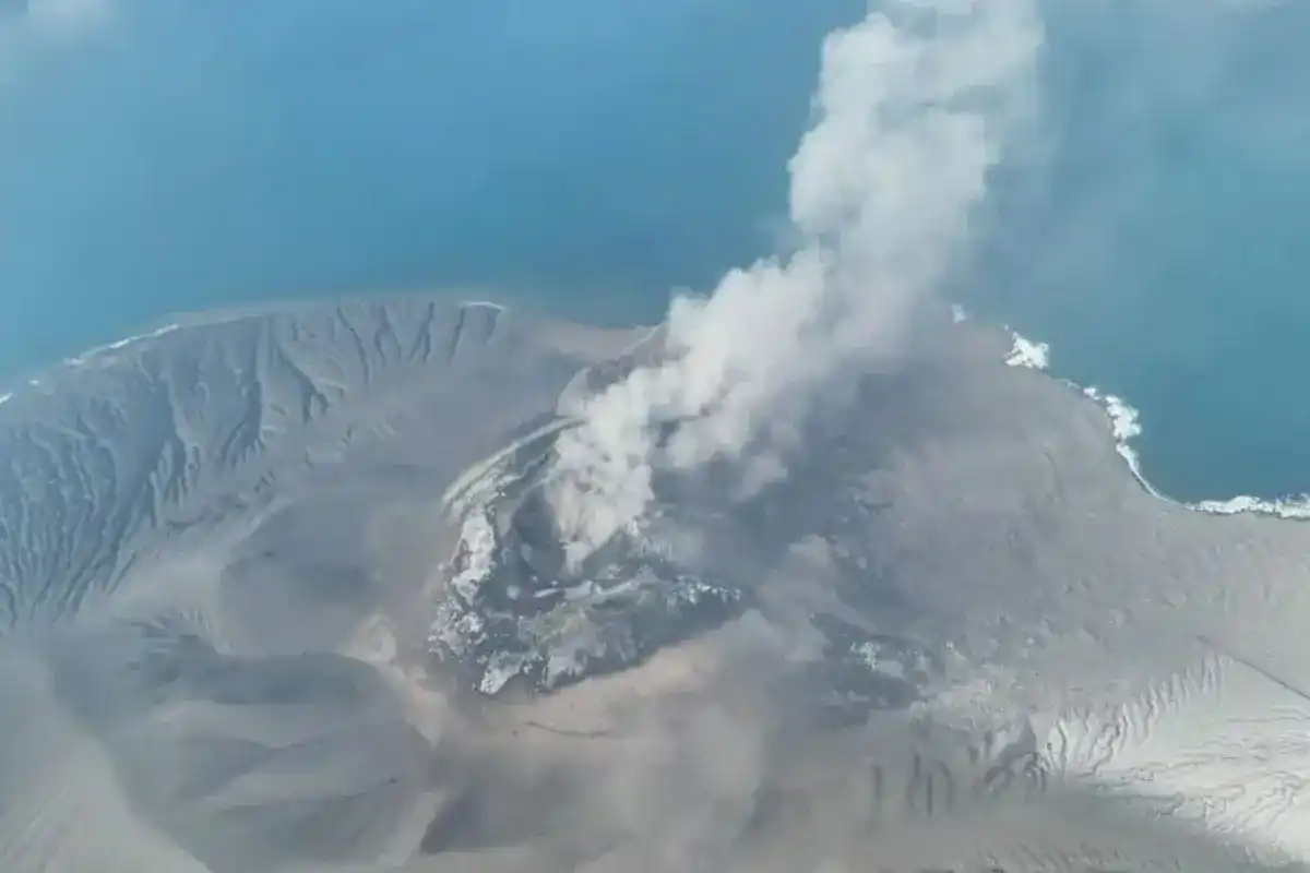 Erupsi Anak Krakatau Terpantau di Selat Sunda, Kolom Abu Menjulang 250 Meter