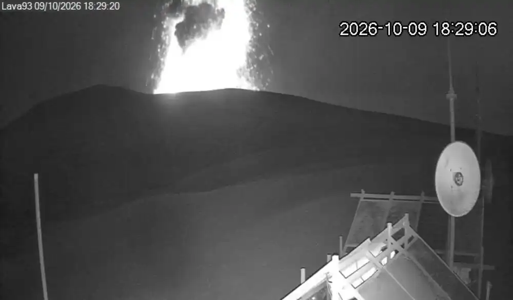 Anak Krakatau Erupsi di Selat Sunda, Warga Diminta Menjauh 2 Kilometer