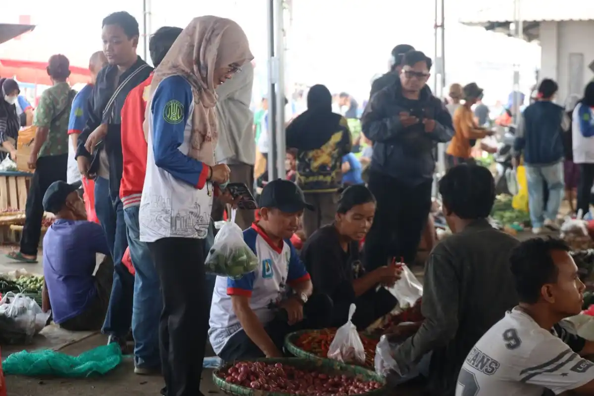 ASN Pemkot Bekasi Ramaikan Program Gebrak Pasar di Pasar Baru
