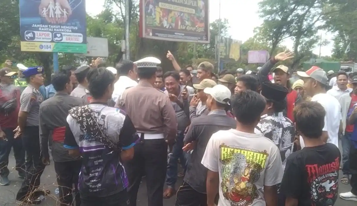 Blokade Ratusan Warga Alastlogo Ganggu Jalur Pantura Pasuruan Selama Berjam-jam