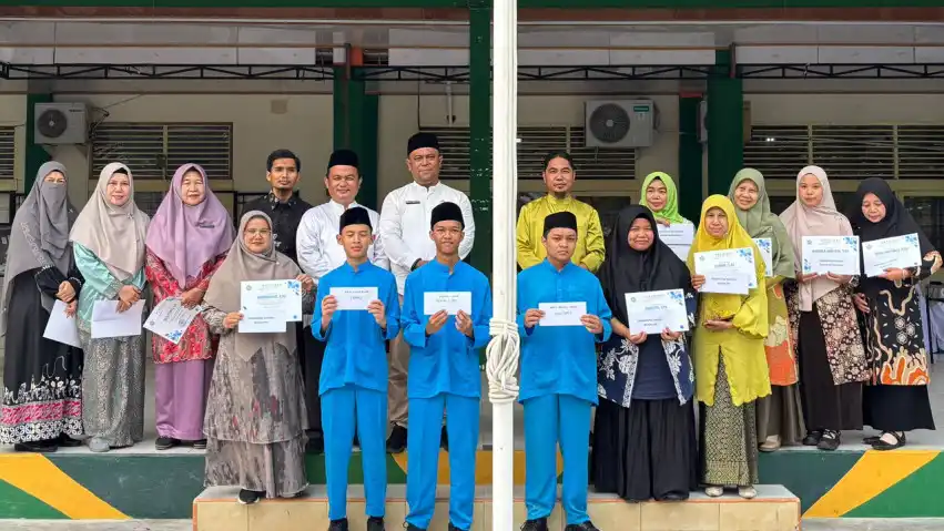 Penghargaan Siswa MTsN 1 Pekanbaru Diserahkan, Komitmen Pendidikan Diperkuat