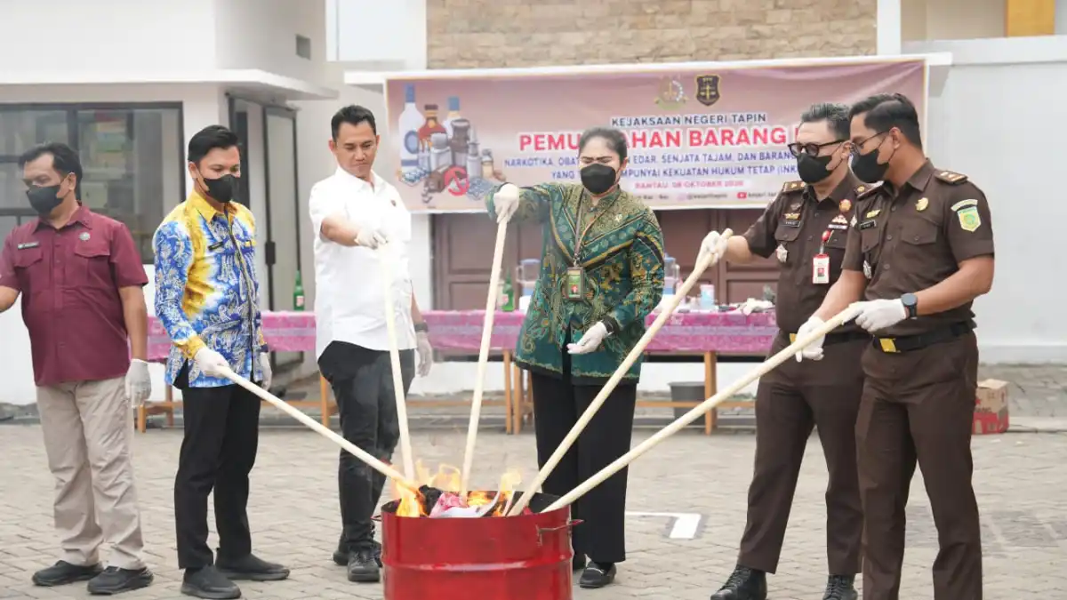 Kejari Tapin Memusnahkan Barang Bukti dari 46 Perkara yang Telah Berkekuatan Hukum Tetap
