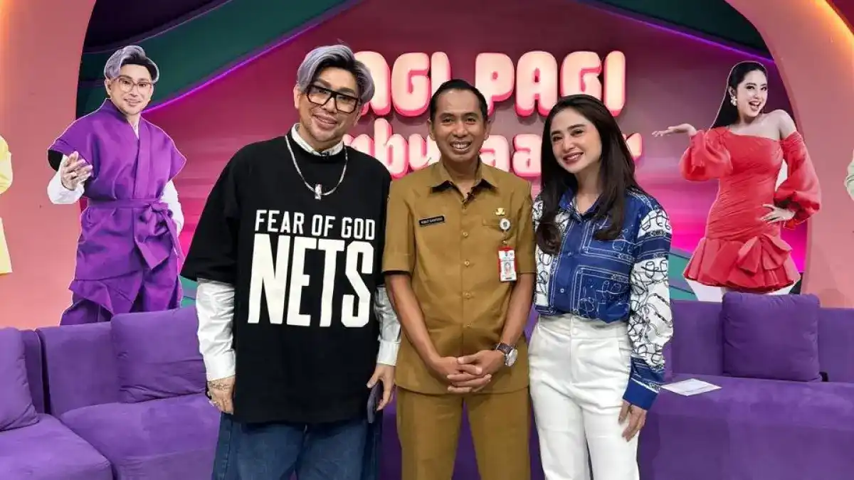 Pak Ribut dari Lumajang Tetap Memilih Mengajar di Tengah Popularitas