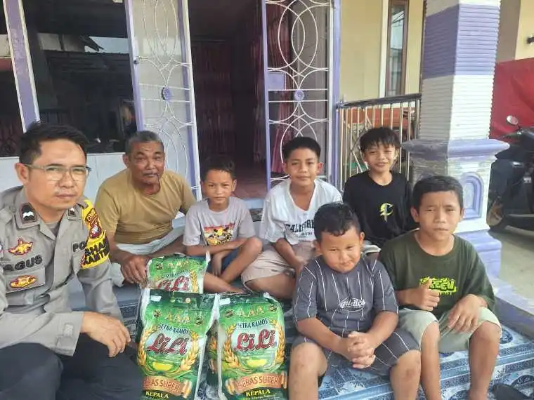 Bhabinkamtibmas Polsek Ngabang Salurkan Beras bagi Anak Yatim di Dusun Tanjung