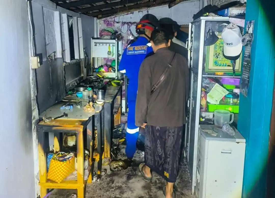 Pasangan Suami Istri Diselamatkan dari Kebakaran Dapur di Banyuwangi