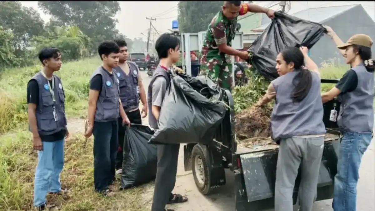 Jelang Usia Seperempat Abad, TNI dan Warga Bersihkan Tiga Kelurahan di Singkawang