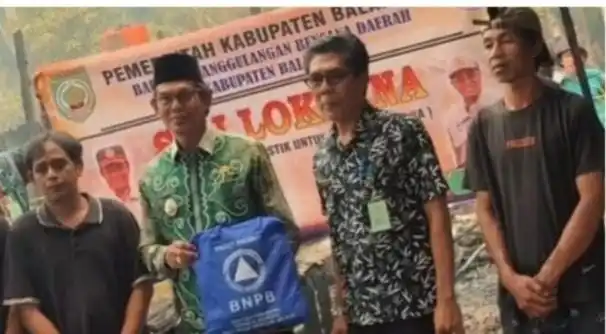 Wabup Balangan Tinjau Korban Kebakaran dan Serahkan Bantuan Darurat