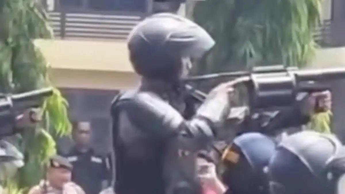 Gas Air Mata dari Simulasi Pengendalian Massa Ganggu Kegiatan Belajar Siswa di Cilegon