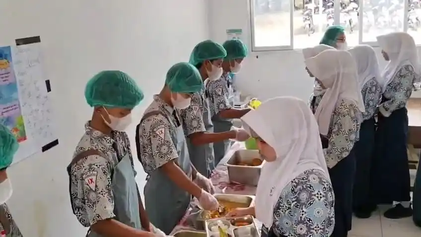 SMP Negeri 2 Karanganyar Pekalongan Uji Coba MBG dengan Konsep Prasmanan