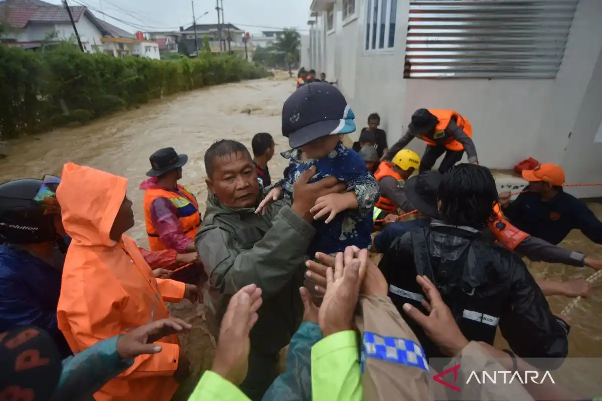 Banjir Bandang Terjang Sejumlah Kecamatan di Padang, Warga Dievakuasi