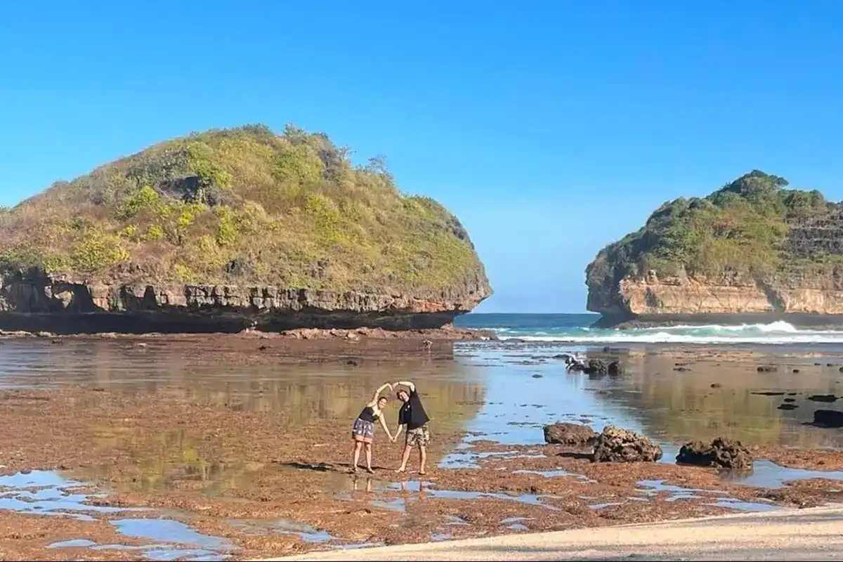 Pantai Ngalian Pacitan, Ruang Sunyi di Balik Pesona Pesisir Watukarung