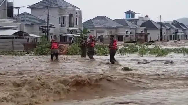 Banjir Rendam Dua Kecamatan di Padang, Evakuasi Warga Masih Berlangsung