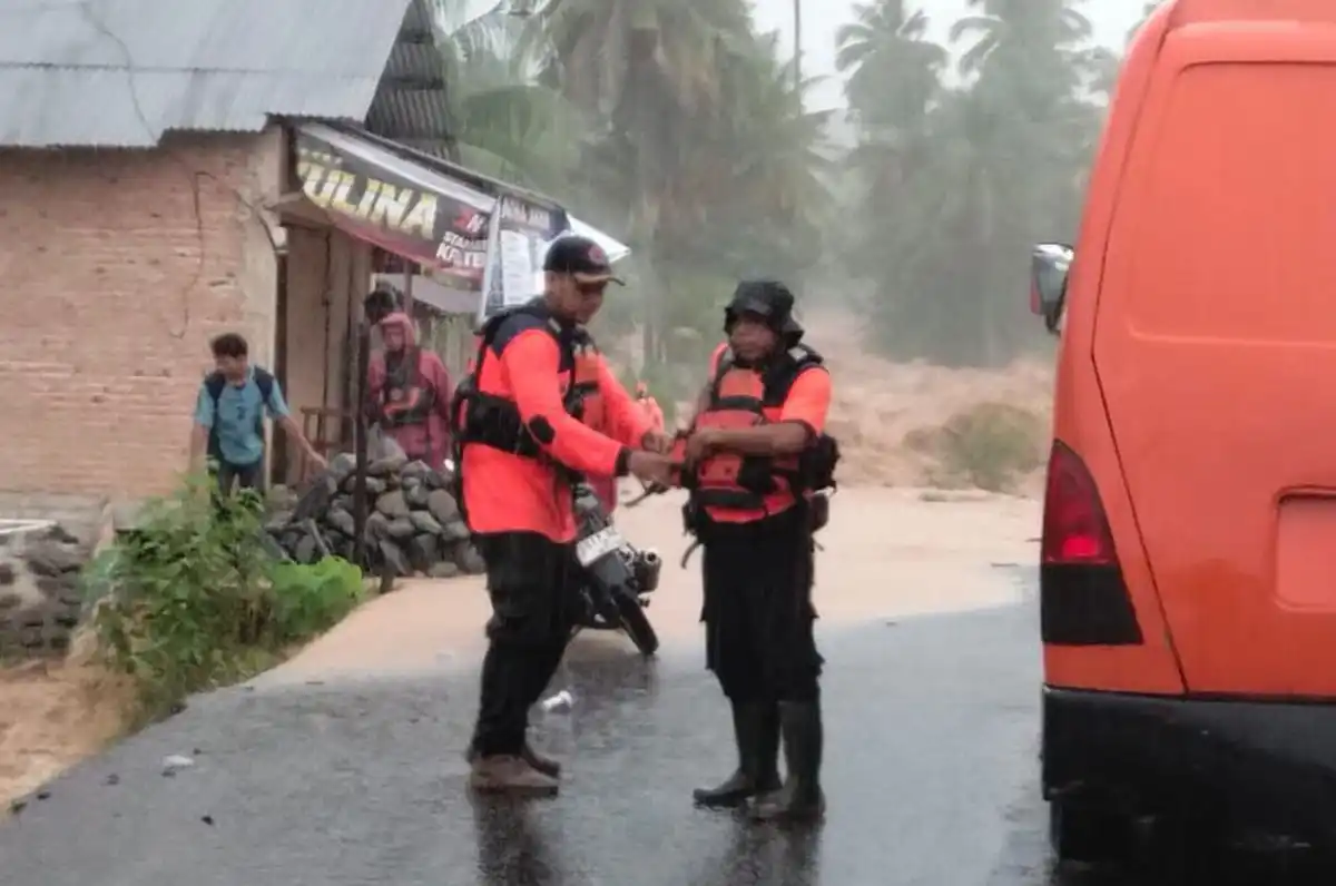 BPBD Padang Evakuasi Warga Kampung Apa akibat Luapan Sungai Lubuk Minturun