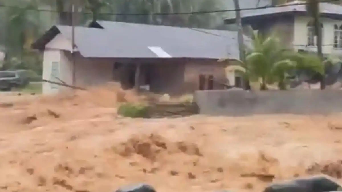 Banjir Menggenangi Sejumlah Wilayah di Kota Padang Setelah Hujan Lebat