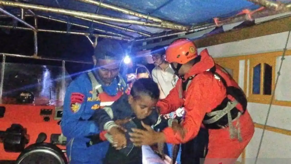 Operasi Malam Tim SAR Evakuasi 27 Penumpang Kapal Mati Mesin di Laut Aru