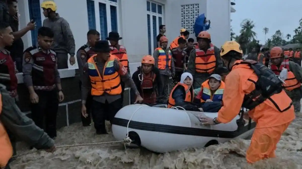 Evakuasi Lebih dari 50 Warga Saat Banjir Melanda Dua Wilayah di Padang
