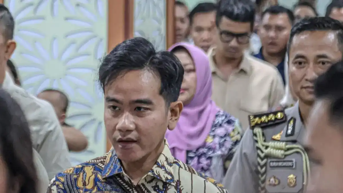 Rocky Gerung Sarankan Gibran Mundur dalam Wawancara bersama Akbar Faisal