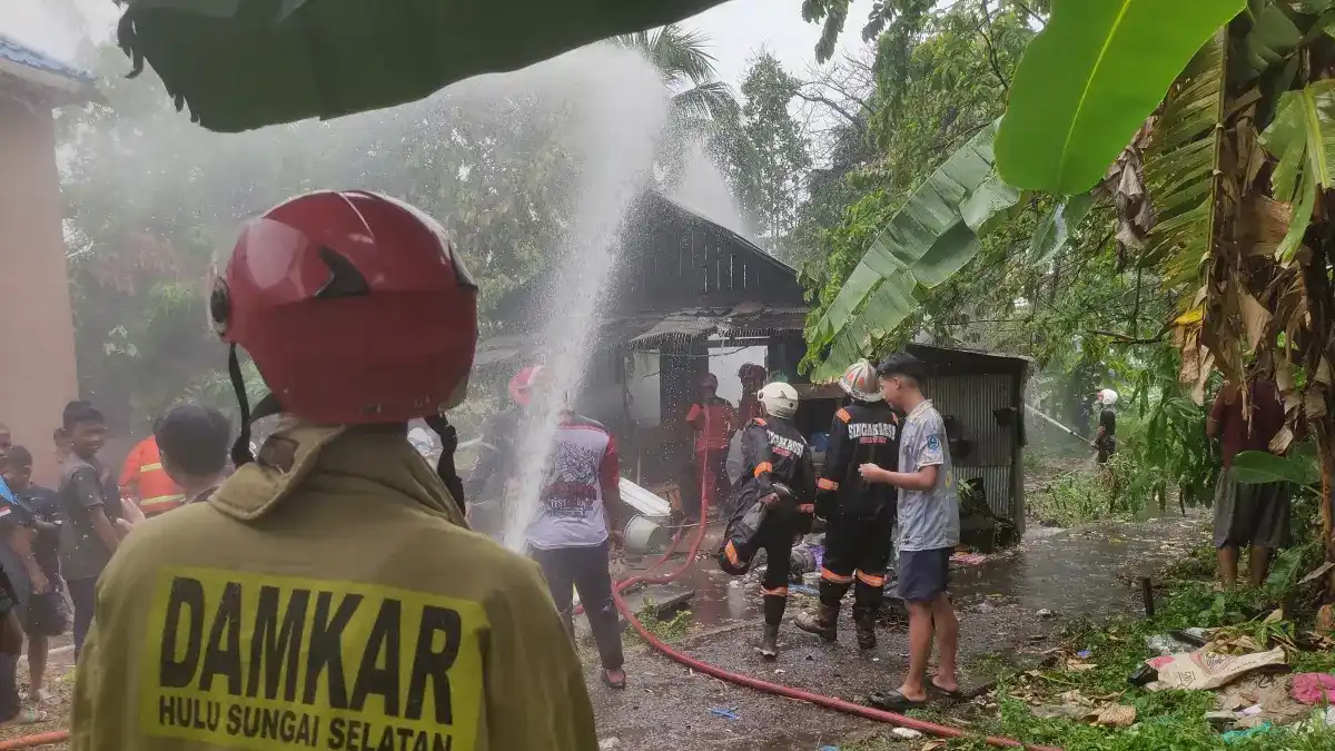 Relawan Damkar Mengalami Cedera Saat Menangani Kebakaran di Kandangan Barat