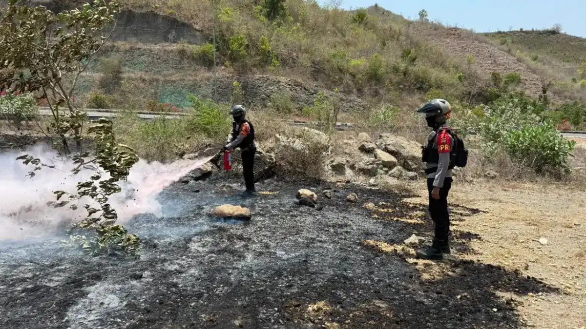Polisi Tangani Karhutla di Bypass Mandalika-Sunggung Jelang MotoGP 2026