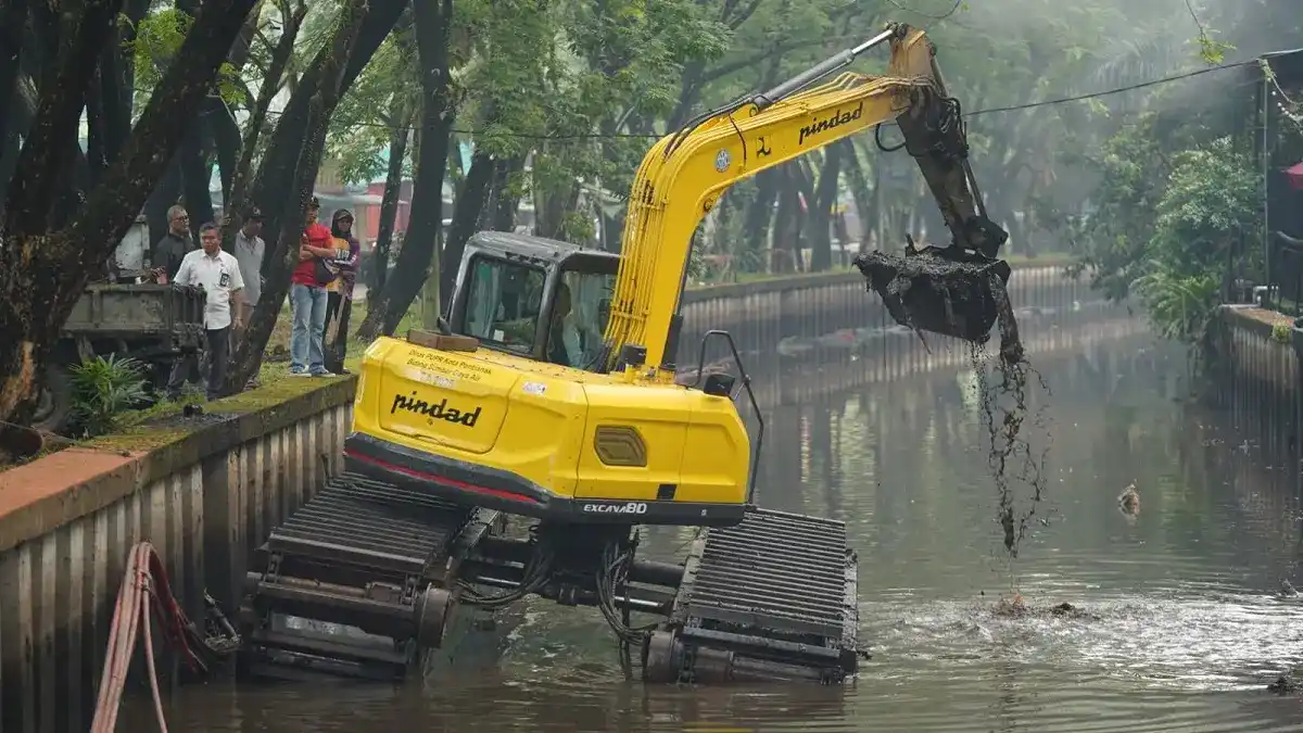 Menghadapi Musim Hujan, Pontianak Mengoptimalkan Pengerukan Parit Tokaya