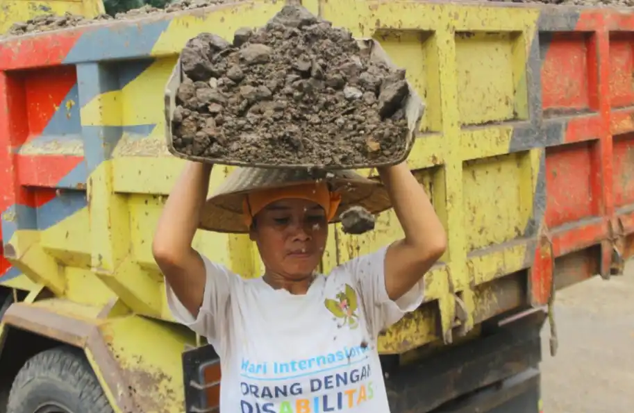Asmari dan Perjuangan Menjaga Harapan Sekolah Anak di Tengah Beratnya Pekerjaan