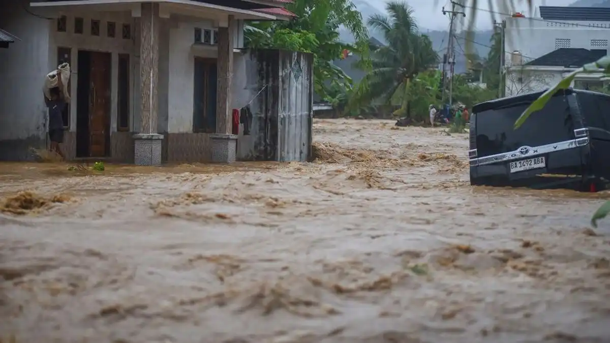 Banjir Bandang Rendam Sejumlah Wilayah Padang, Warga Dievakuasi