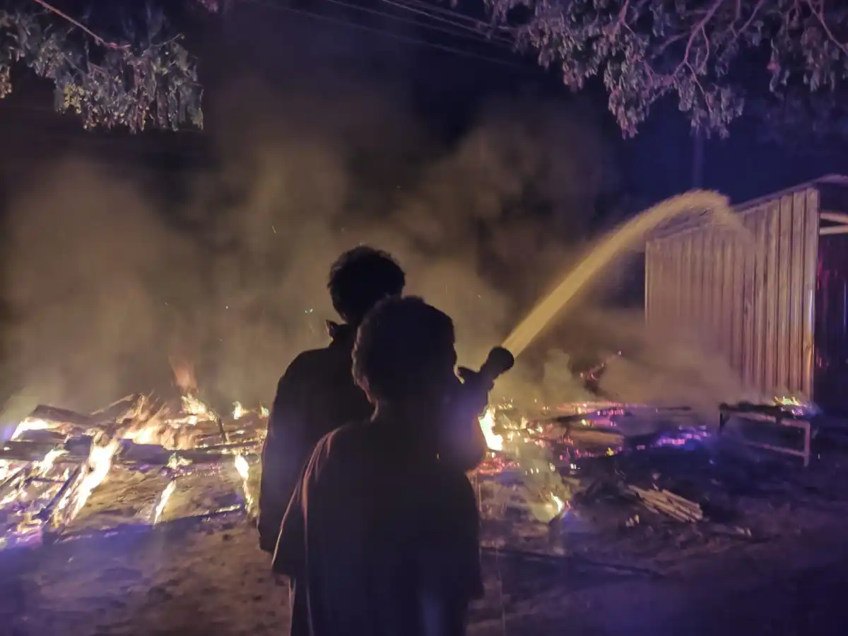 Warung di Area Sawah Ujungpangkah Gresik Terbakar pada Dini Hari