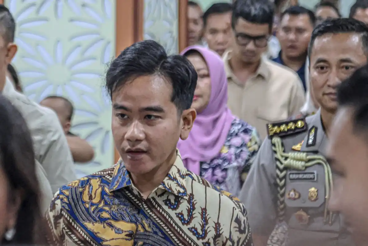 Karena, semua pihak harus menghormati putusan Mahkamah Konstitusi (MK) soal tidak ditemukan ijazah SMA sederajat Rakabuming Raka