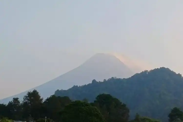 Aktivitas Merapi pada 11 Oktober 2026: Tiga Guguran Lava Meluncur ke Kali Krasak